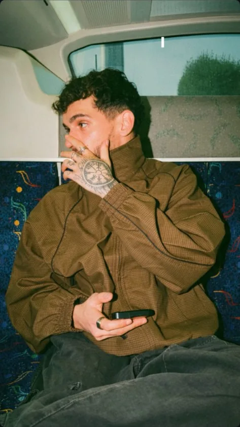 Duarte at night, seated by the window, rings and the vegvísir on his hand
